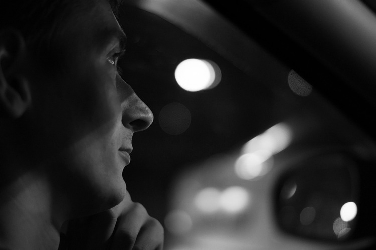 Der Verkehr tobt. Aber du sitzt mittendrin –
und bleibst still.
Stress beim Autofahren.